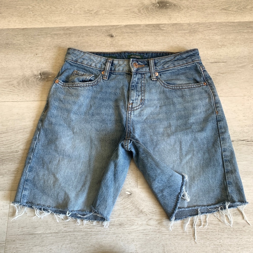 Wild Fable Low Rise Baggy Denim Shorts Light Wash Blue Frayed Hem Size 0/R